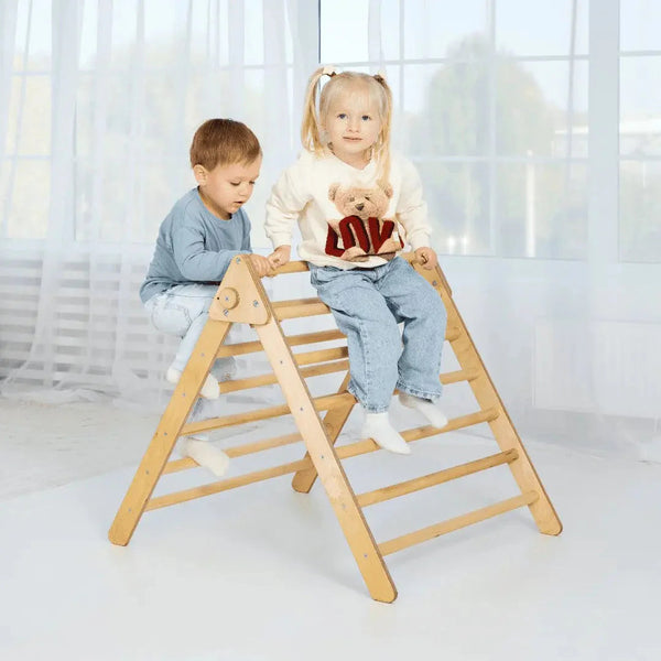 Montessori trekantklatrestige i bjørkefiner for barn 1–7 år – 82×79×73 cm