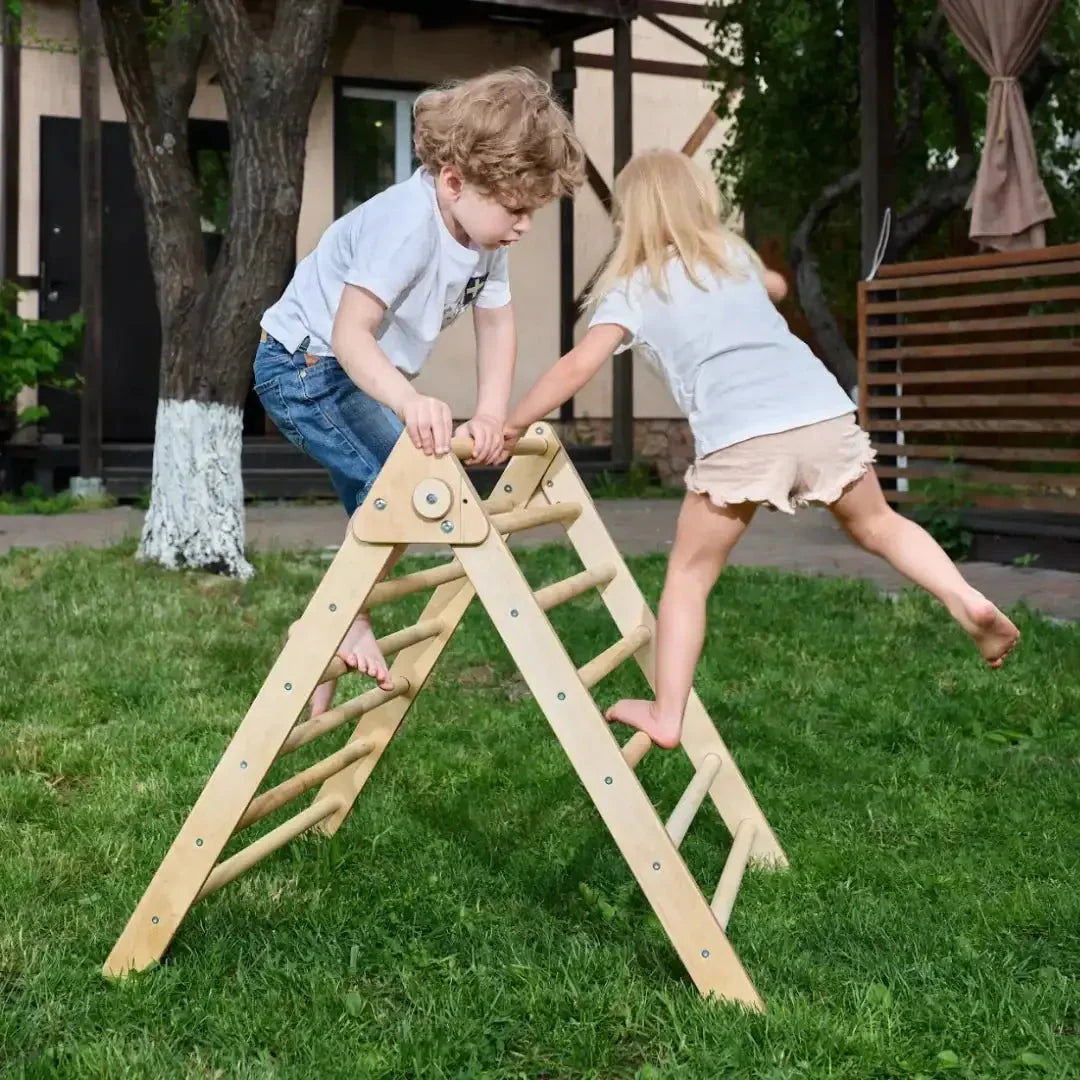 Montessori-inspirert trekantstige alene – plassbesparende klatring for barn hjemme