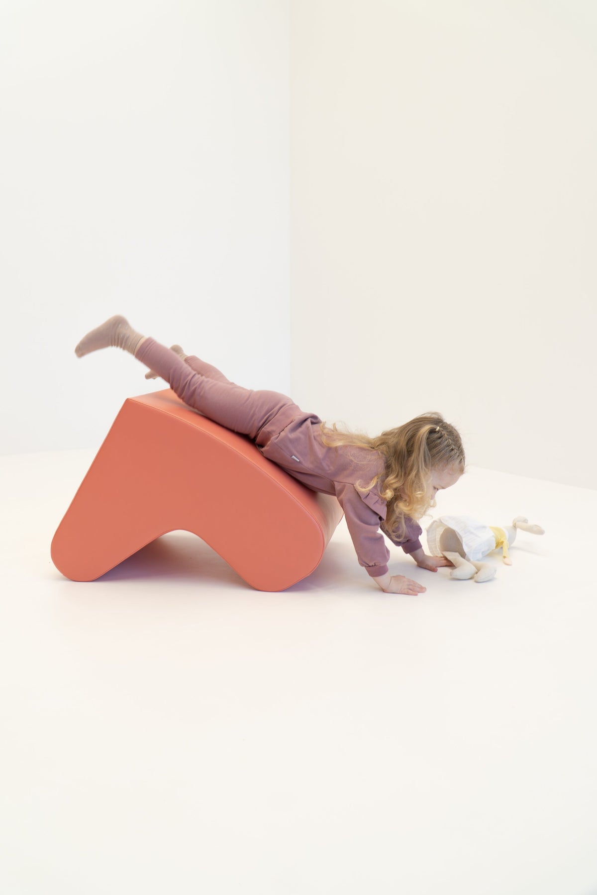Vippestol i skum - Rock'n Play – Nordisk Rosa