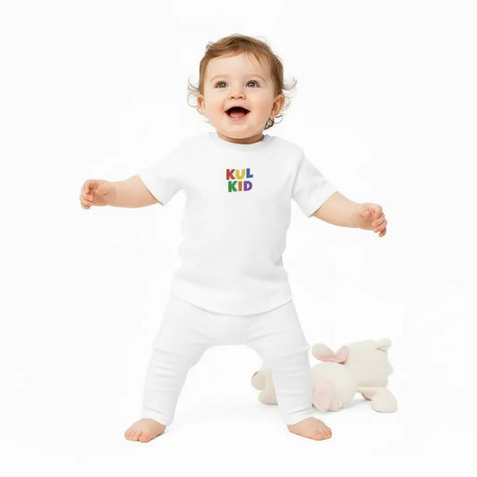 Smilende baby med en KUL KID t-skjorte på