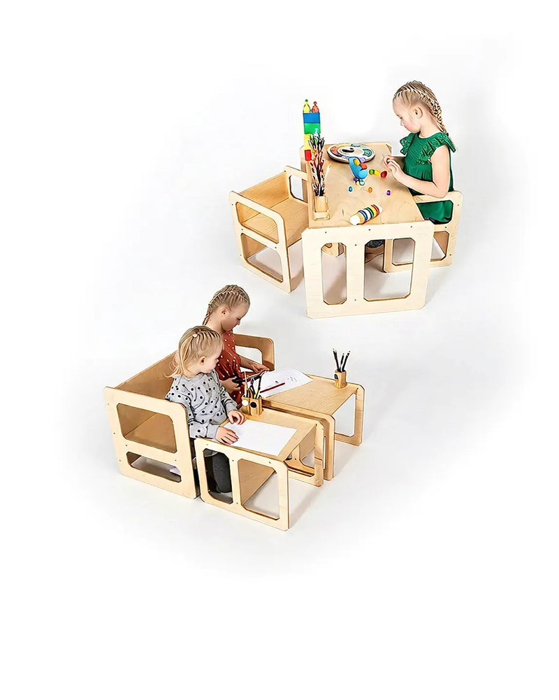 To oppsett med funksjonelle barnemøbler i lys bjørkefinér på hvit bakgrunn. Foran sitter to jenter side om side i stoler med armlener ved to sammensatte, lave tegnebord. I bakgrunnen sitter en jente i grønn topp ved et større aktivitetsbord fylt med fargerike leker, klosser og malesaker.